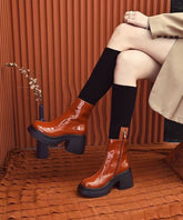 Neue orangefarbene Stiefel aus Kunstleder mit Spleiß und klobigem Absatz